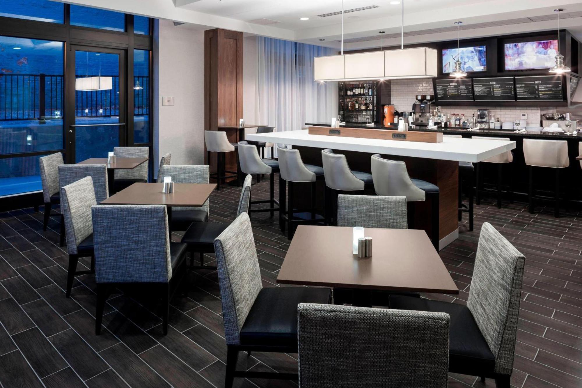 Courtyard By Marriott Richmond Downtown Hotel Ngoại thất bức ảnh
