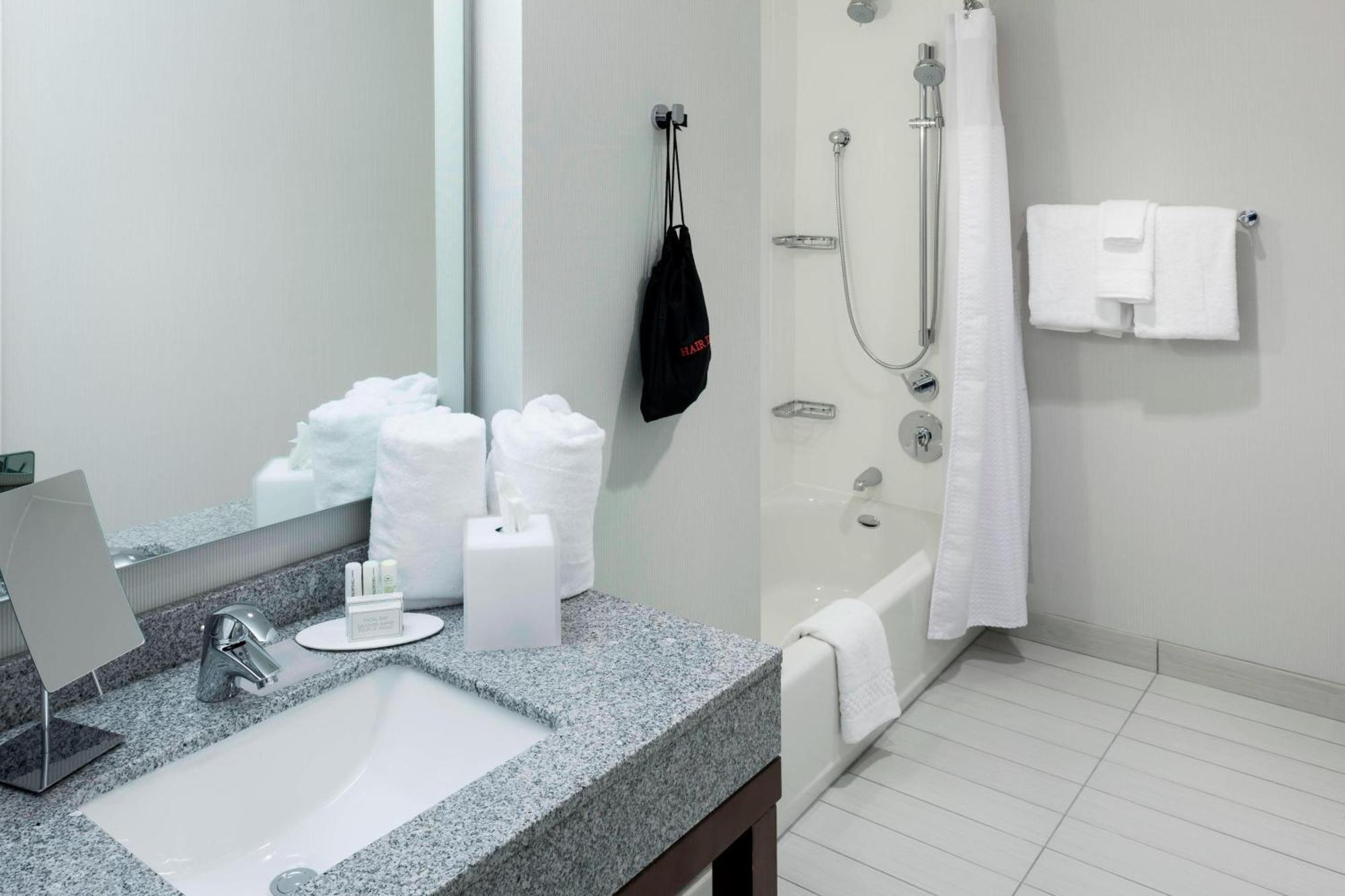 Courtyard By Marriott Richmond Downtown Hotel Ngoại thất bức ảnh